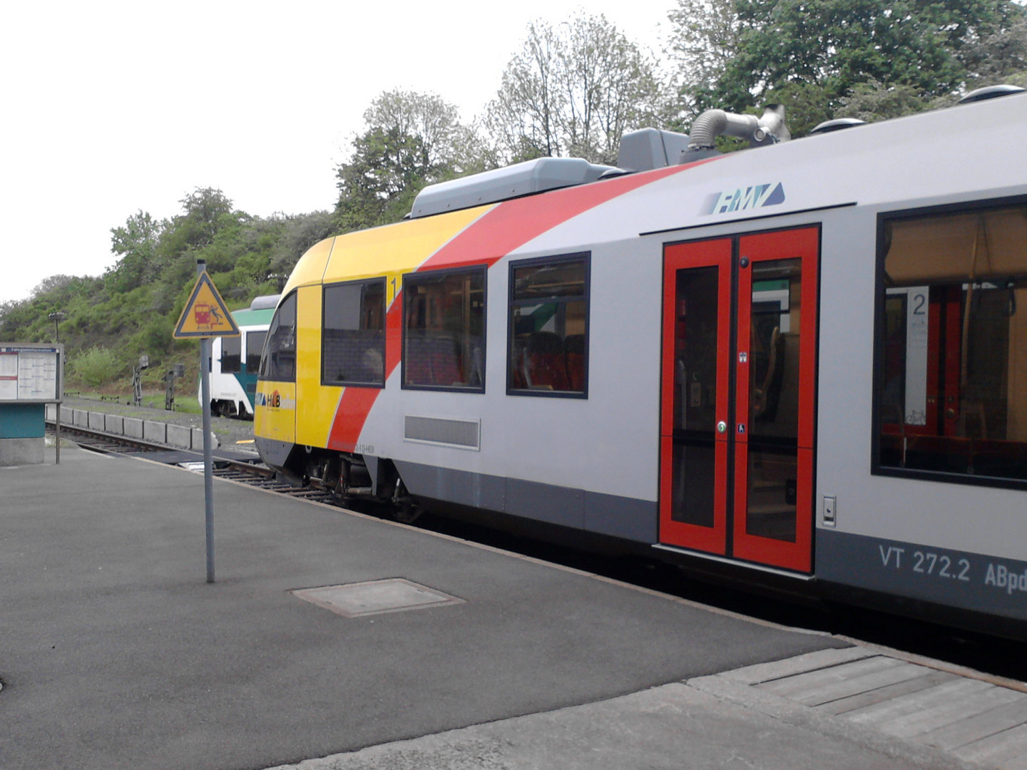 HBL-Triebwagen und Vectus Kreuzung in Wi-Igstadt am 3.5.2012 8:15