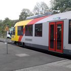 HBL-Triebwagen und Vectus Kreuzung in Wi-Igstadt am 3.5.2012 8:15