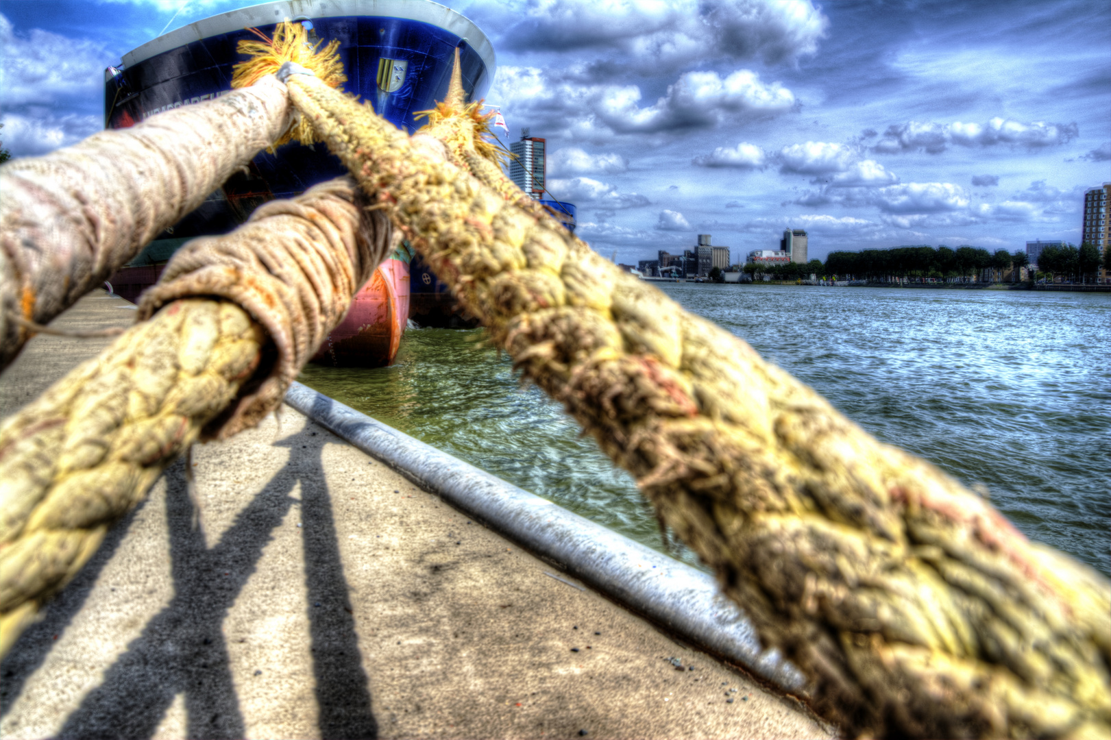 hdr angetäutes Schiff in Rotterdam