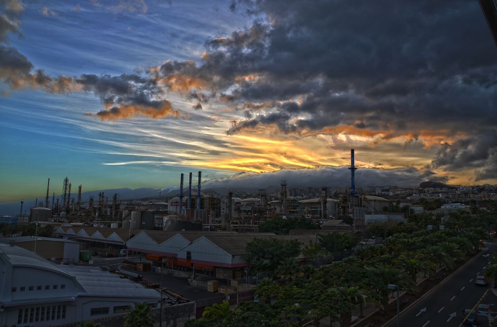 HDR Aufnahme einer Raffinerie in Santa Cruz