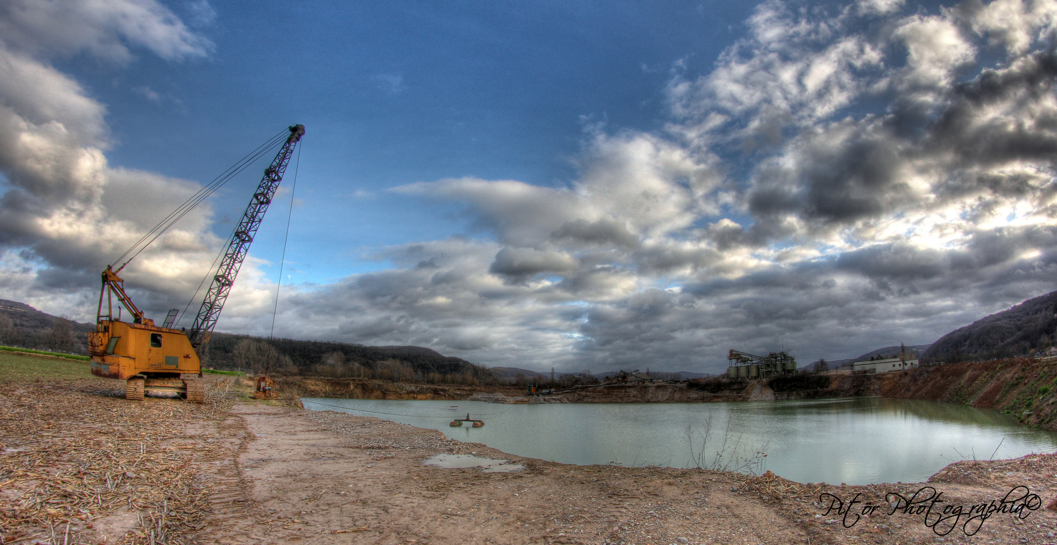 HDR Baggersee und Kran