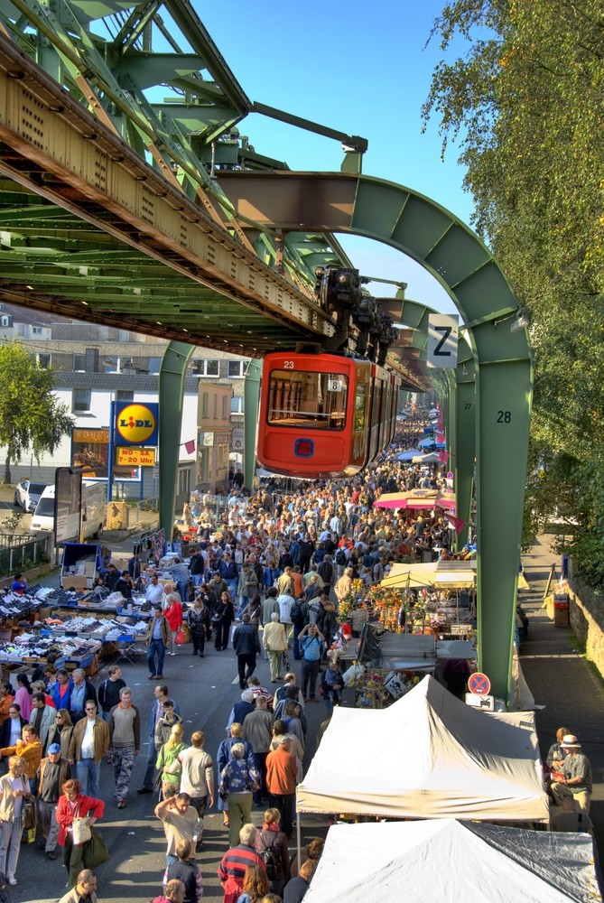 HDR Bild vom Weltgrößten Eintageströdelmarkt in Wuppertal