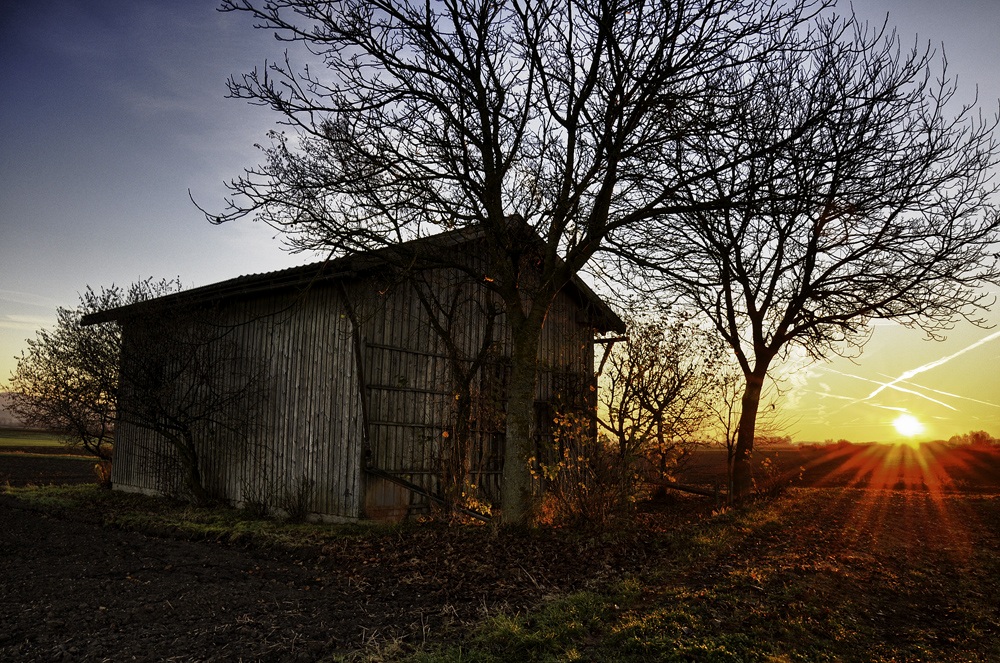 HDR - Die lokal sehr bekannte kleine Holzhütte bei Pfatter