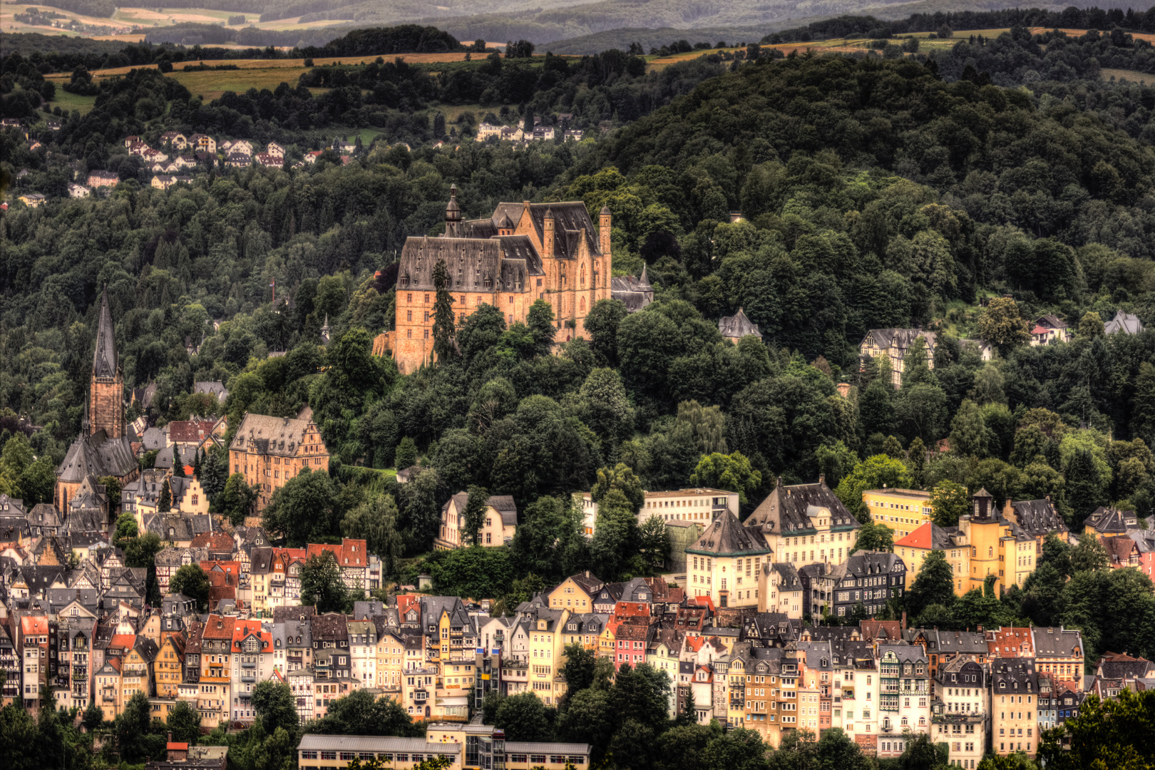 HDR : Die Oberstadt Marburg an der Lahn mit dem Langrafenschloss