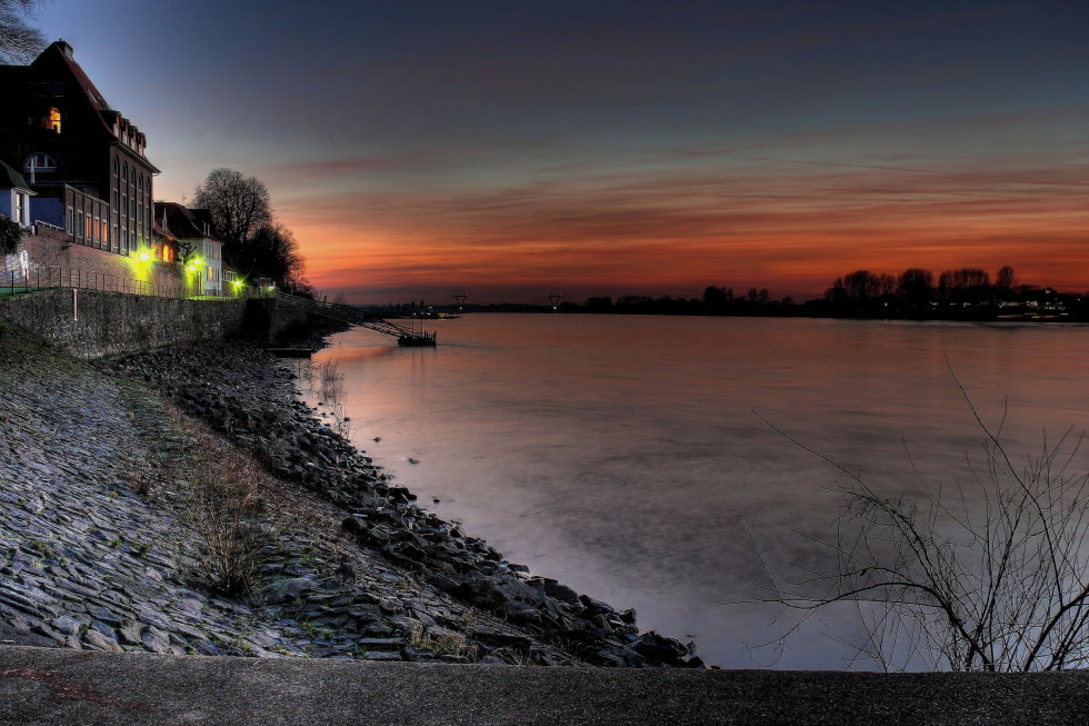 HDR Düsseldorf Kaiserswerth, Blick auf die Flughafenbrücke und die Rheinpromenade