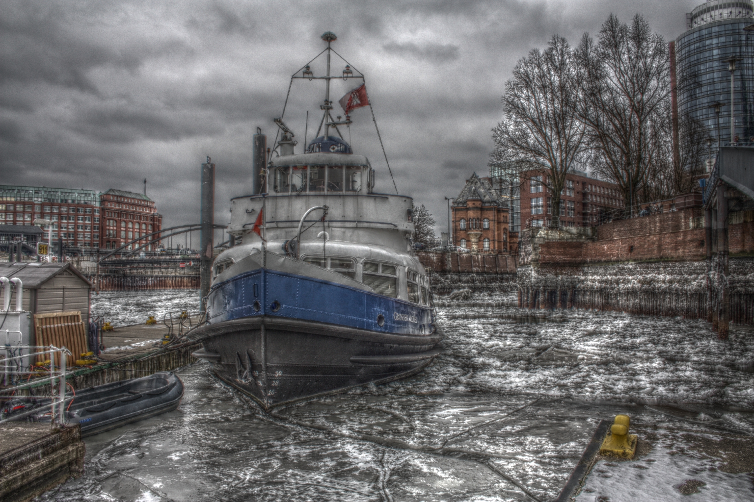 HDR Hamburger Hafen Blaues Schiff 11.02.2012