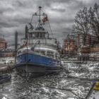 HDR Hamburger Hafen Blaues Schiff 11.02.2012