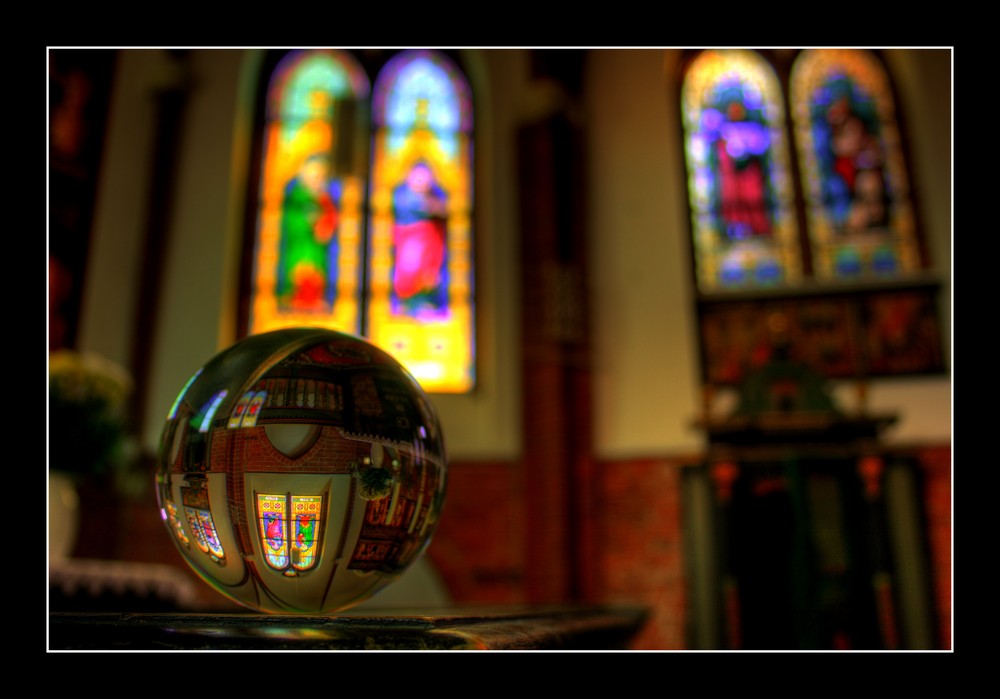 HDR Kirche in Kristallkugel