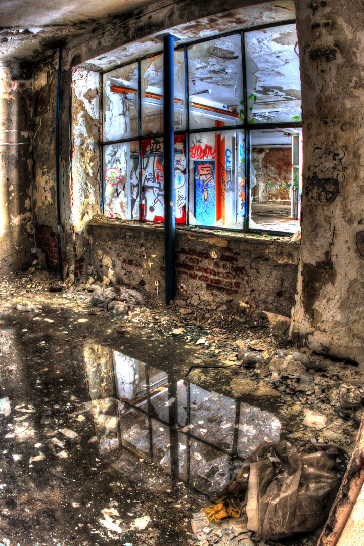 HDR Spiegelung alte Lagerhalle