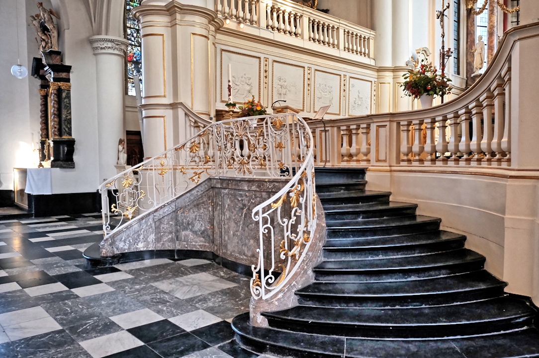 hdr treppe i.kirche roer