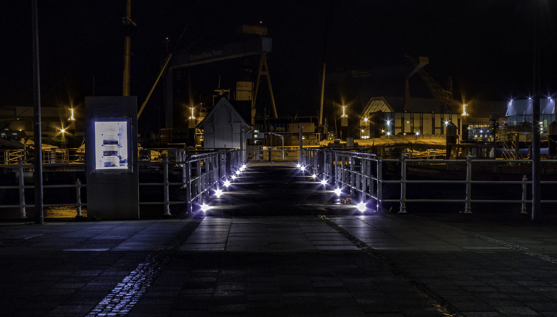 HDW Kran mit Pier bei Nacht