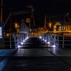 HDW Kran mit Pier bei Nacht