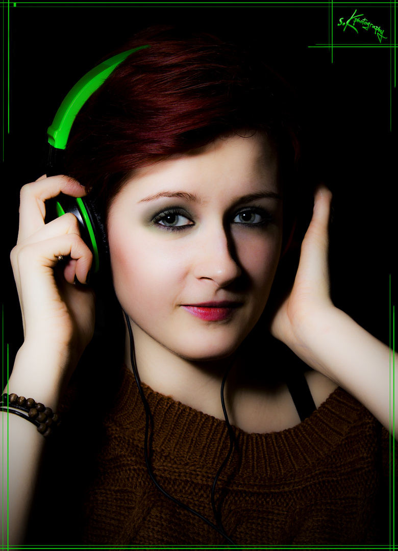 ...Headphones green....