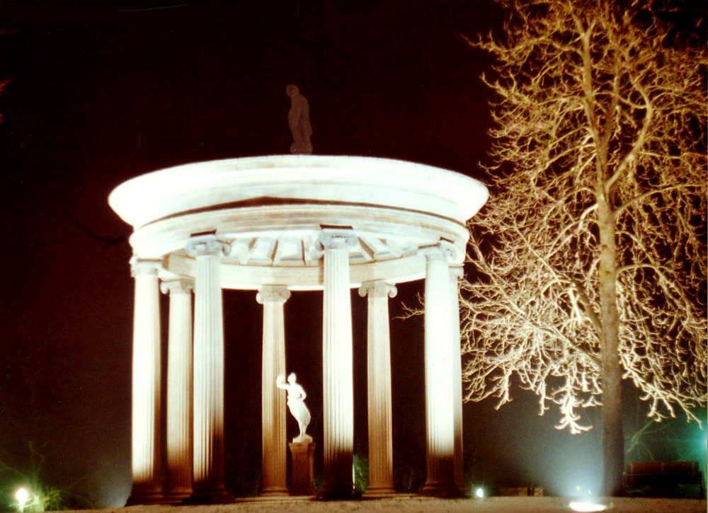 Hebetempel im Schlossgarten zu Neustrelitz in einer Rauhreif-Nacht