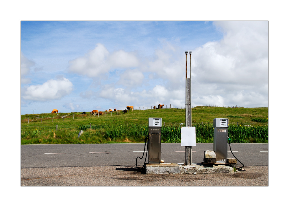 Hebridean Tour:    A litre of petrol or milk? - Ein Liter Benzin oder Milch?