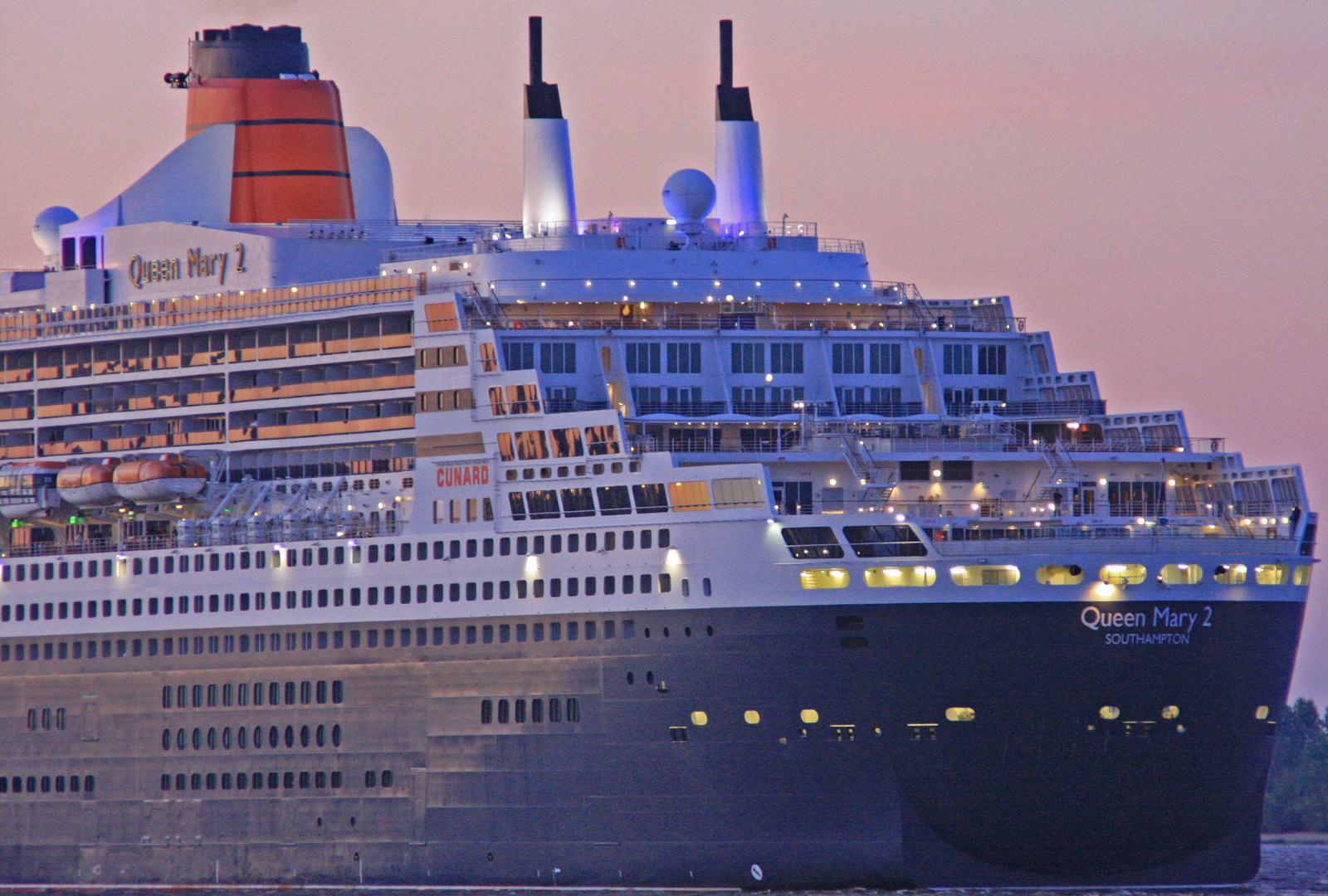 Heckansicht der Queen Mary 2