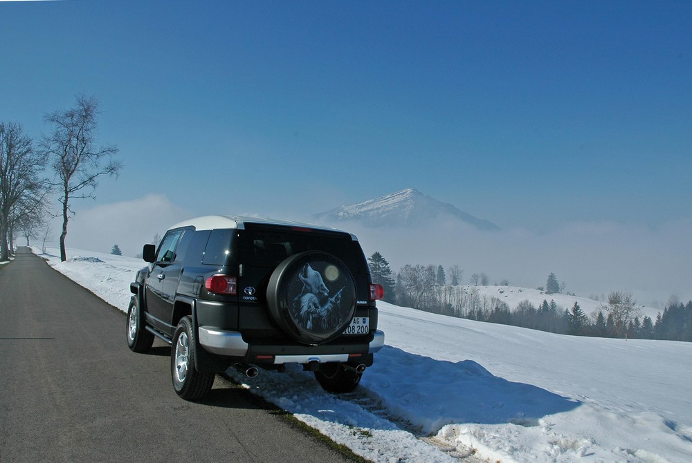 Heckansicht von Toyota FJ Cruiser mit Rigi im Hintergrund