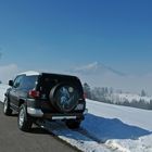 Heckansicht von Toyota FJ Cruiser mit Rigi im Hintergrund