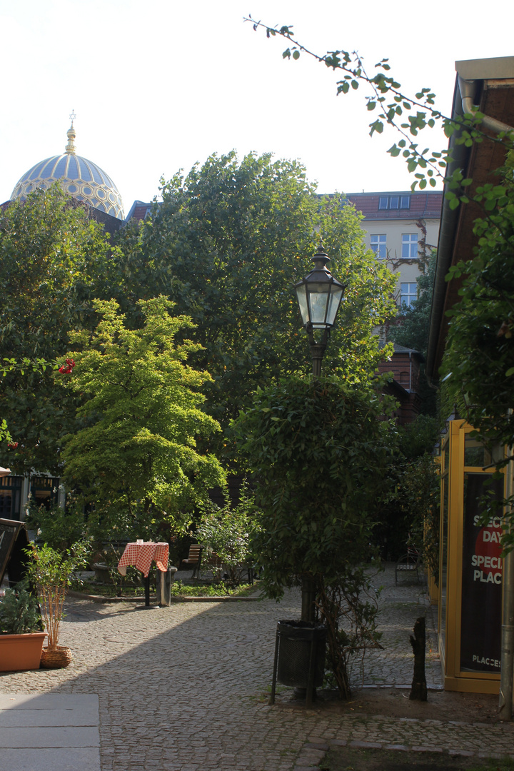 Heckmann-Höfe Blick Kuppel - Neue Synagoge in der Spandauer Vorstadt