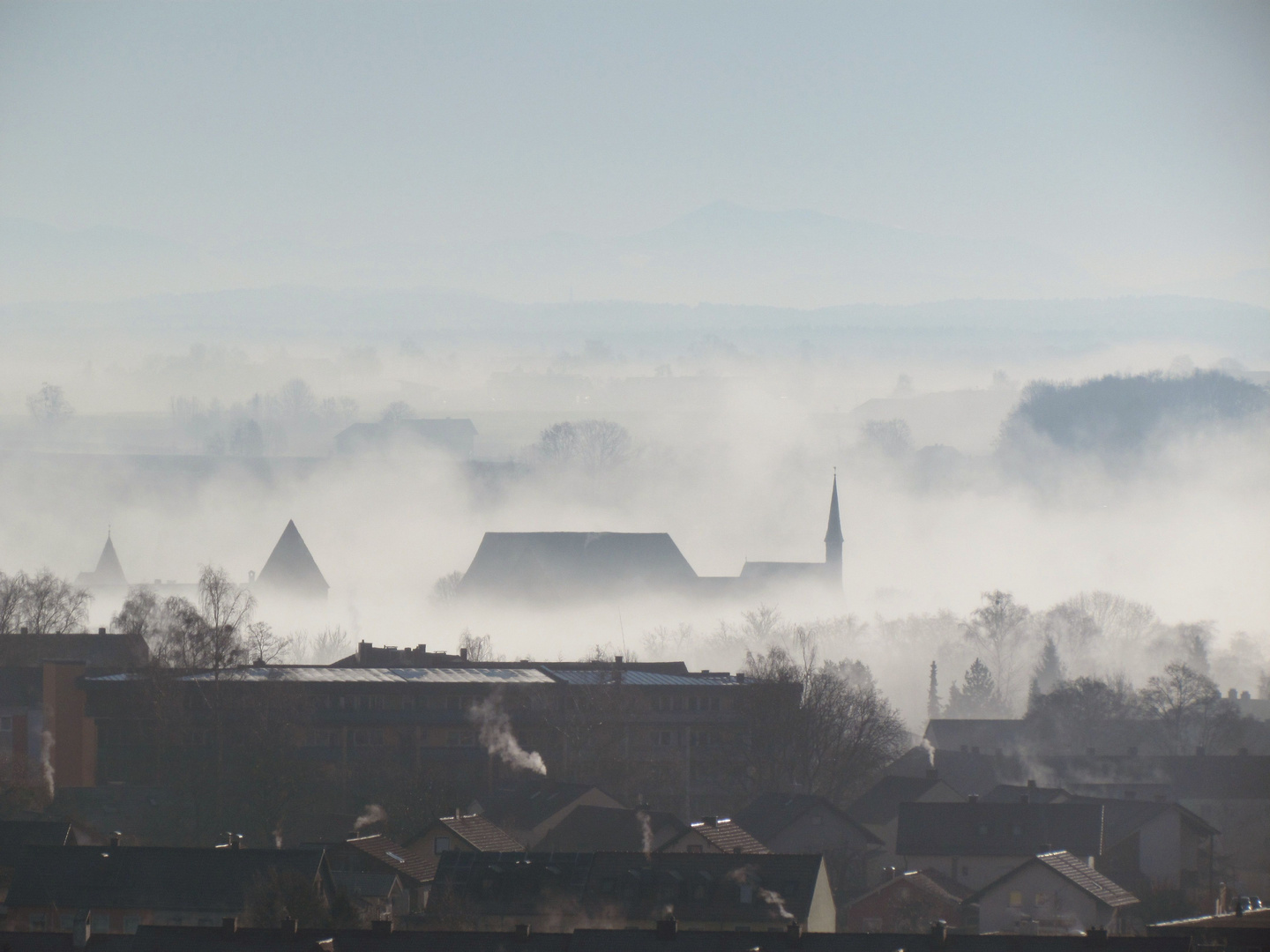 Hedwigskapelle ragt aus dem Nebel