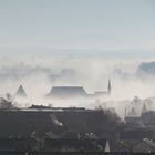 Hedwigskapelle ragt aus dem Nebel