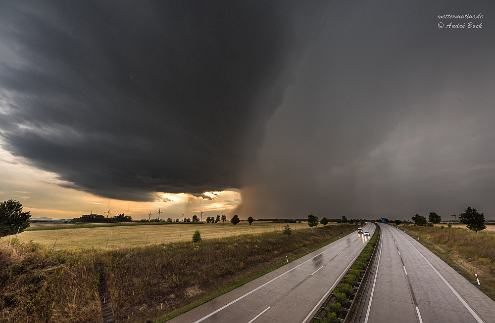 Heftiges Gewitter über der Autobahn