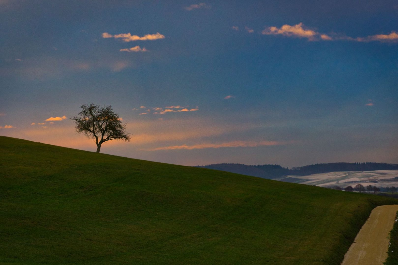 Hegau-Landschaft im Dämmerlicht