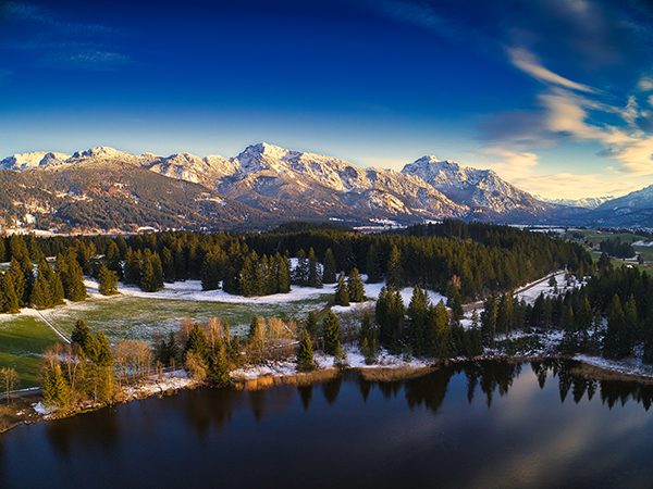 Hegratsrieder See vor den frisch verschneiten Ammergaue Alpen