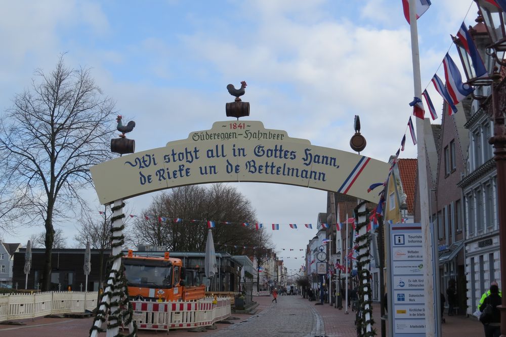 Heide schmückt sich für die Feier