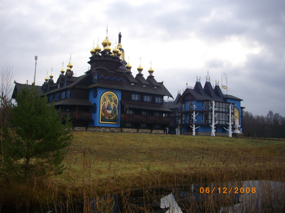 Heidelandschaft mit Spiegelung der Kirche