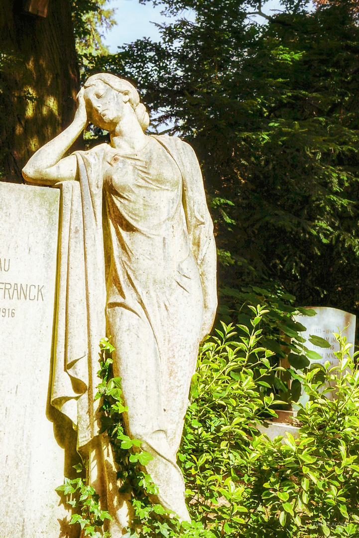 Heidelberg-Bergfriedhof, Skulptur, Stein,Kunst.