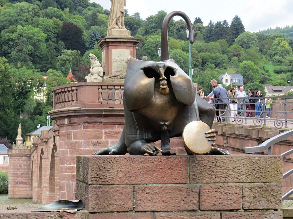 Heidelberg  der Affe  an der Brücke 
