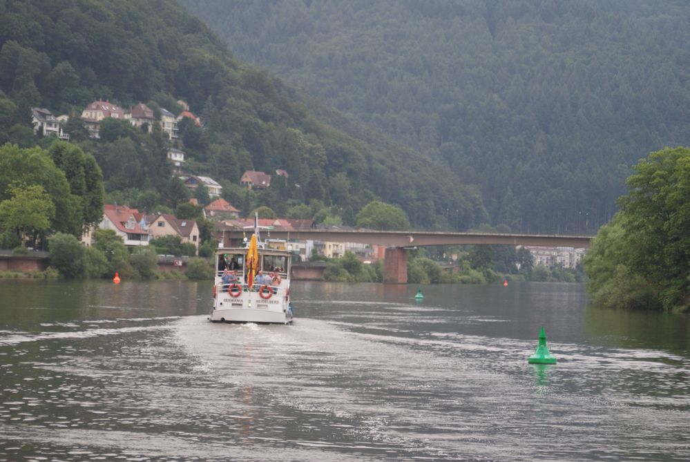 Heidelberg ein Schiff fährt davon 