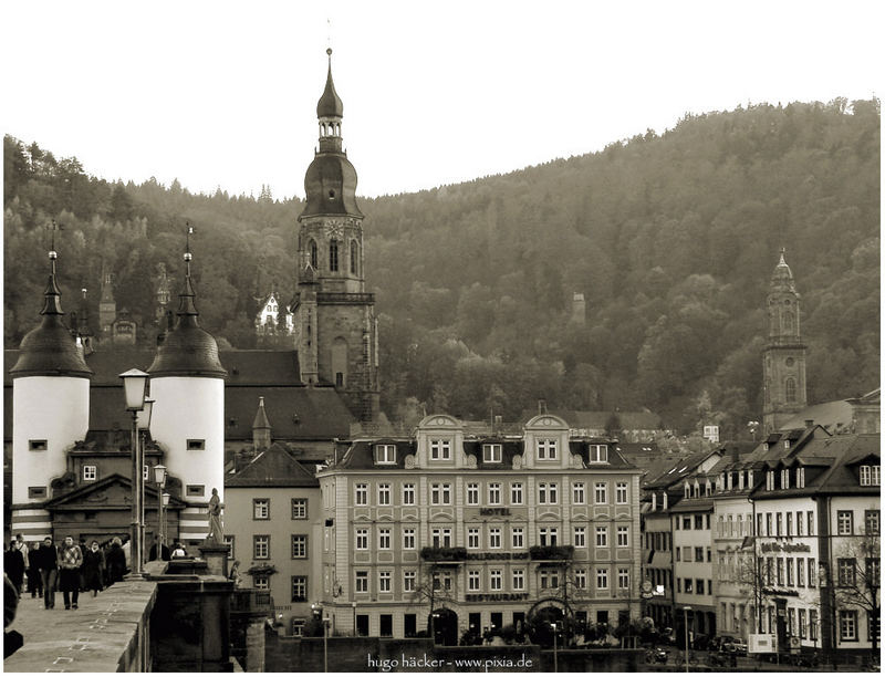 Heidelberg-Neckarbrücke-Brückentor zur Altstadt.