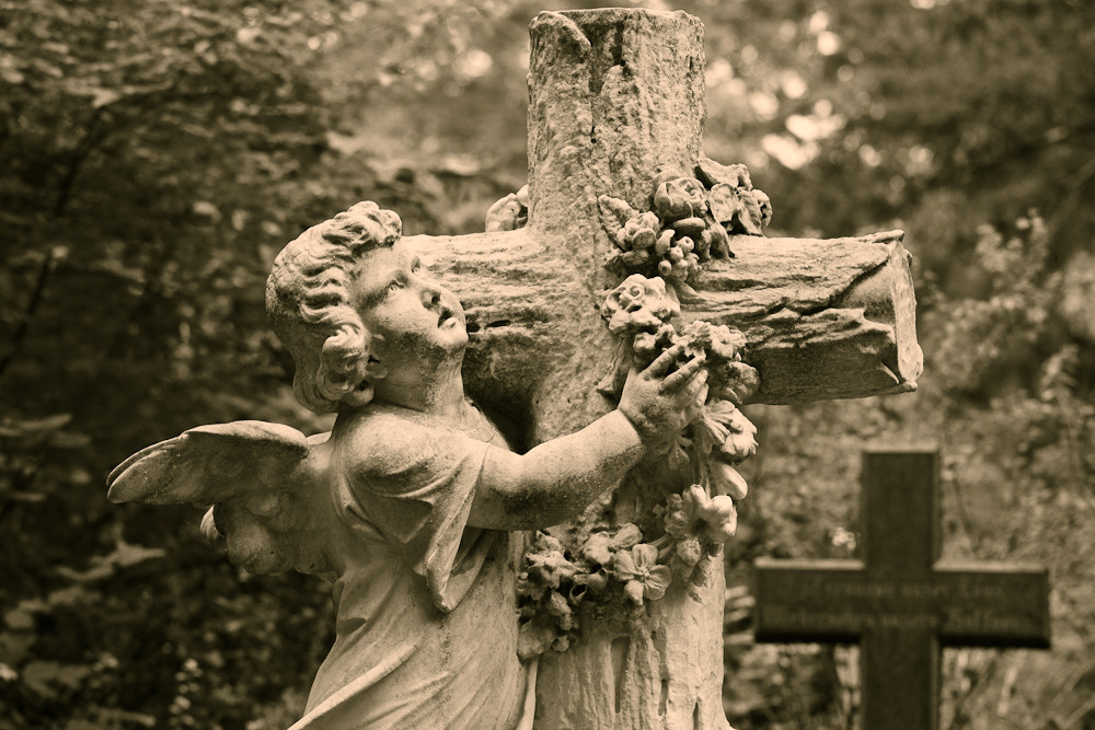 Heidelberger Bergfriedhof 29 - Engelchen schaut nach oben - sic!