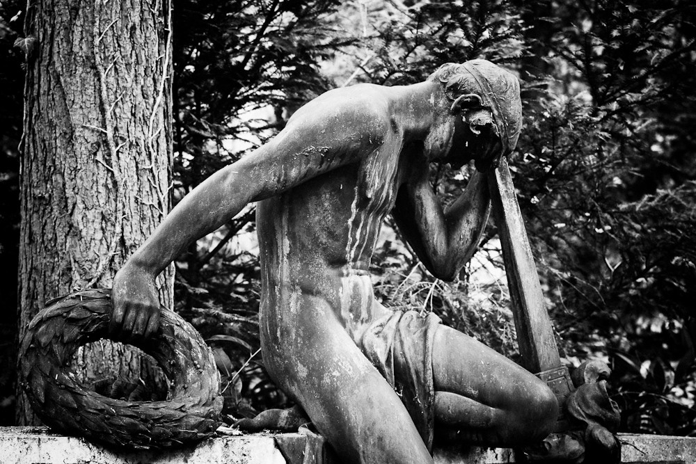 Heidelberger Bergfriedhof 30 - Traurige Grabfigur mit Kranz und Fackel