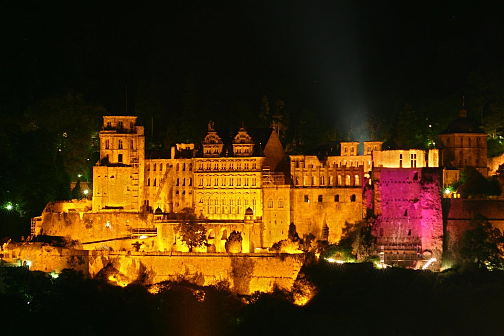 Heidelberger Schloss bei Nacht mit rot beleuchtetem Dickem Turm