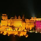 Heidelberger Schloss bei Nacht mit rot beleuchtetem Dickem Turm