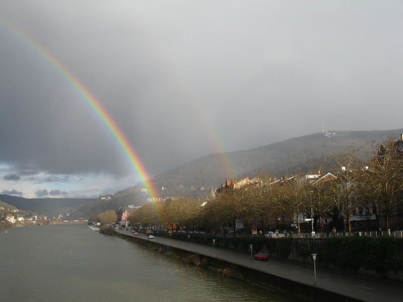 Heidelberger Schloss eingerahmt von zwei Regenbogen