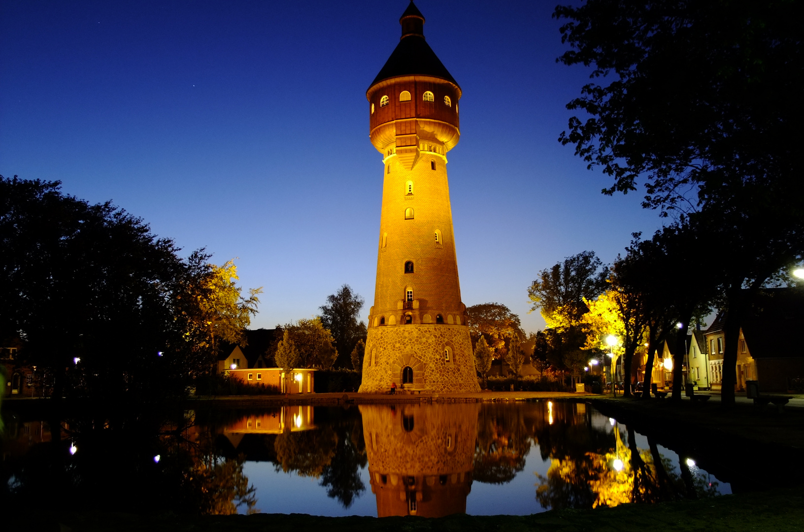 Heider Wasserturm bei Nacht