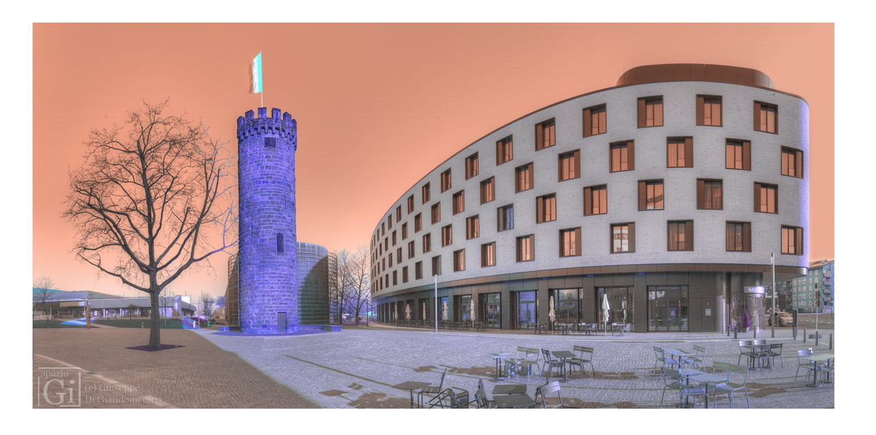 Heilbronn, Alt &Neu. Bollwerksturm und Mercure Hotel