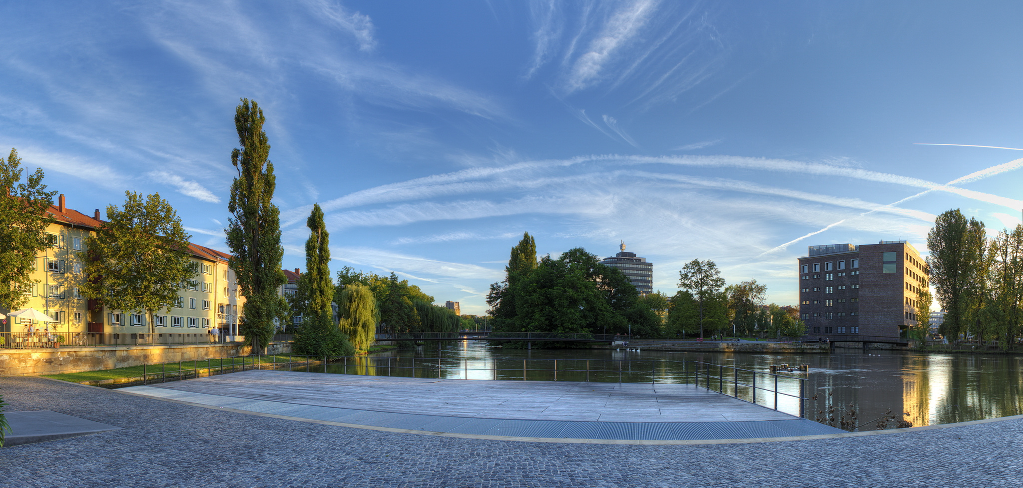 Heilbronn. Architekturen Gegenüber, Der Neckar und der Himmel