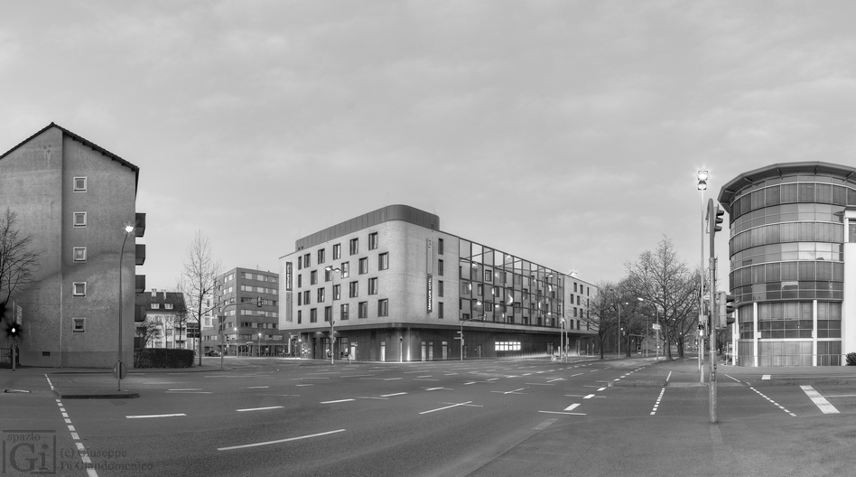 Heilbronn. Architekturen Gegenüber Schäuffeiens-/Mannheimerstrasse. Beim Tagaufbruch sw