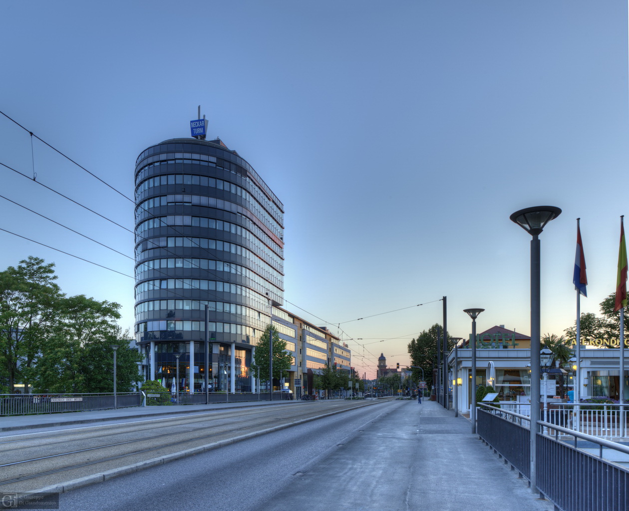 Heilbronn. Neckerturm mit F-E-Brücke