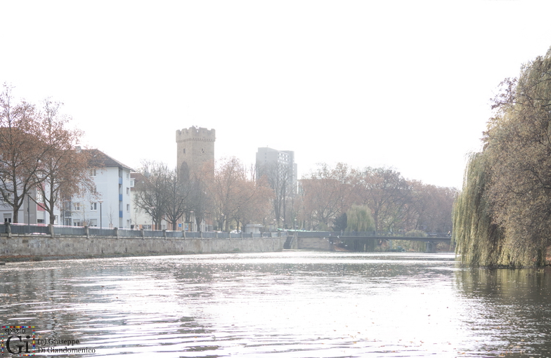 Heilbronn. Stadtlandschaft am Neckar mit Götzenturm