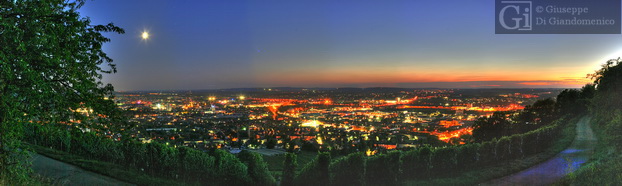 (Heilbronn) zwischen aufgehendem Mond und untergehender Sonne