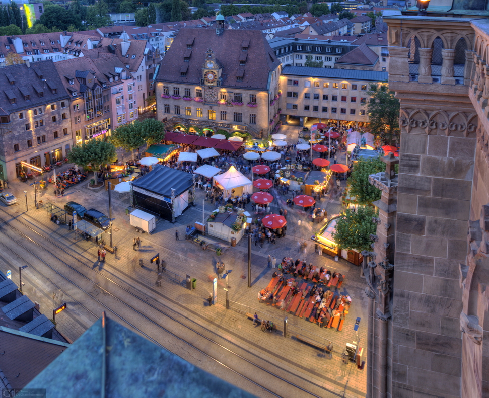 Heilbronner Marktplatz in vorfreudiger Weindorfstimmung