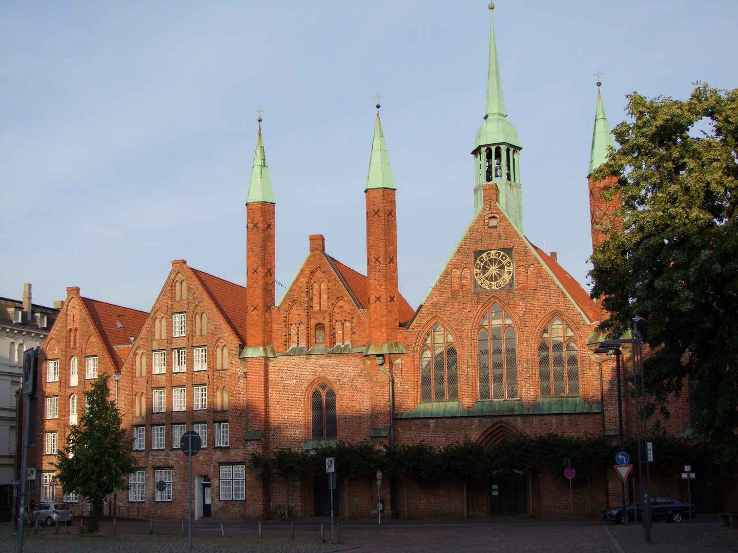 Heilig-Geist-Hospital in der Abendsonne