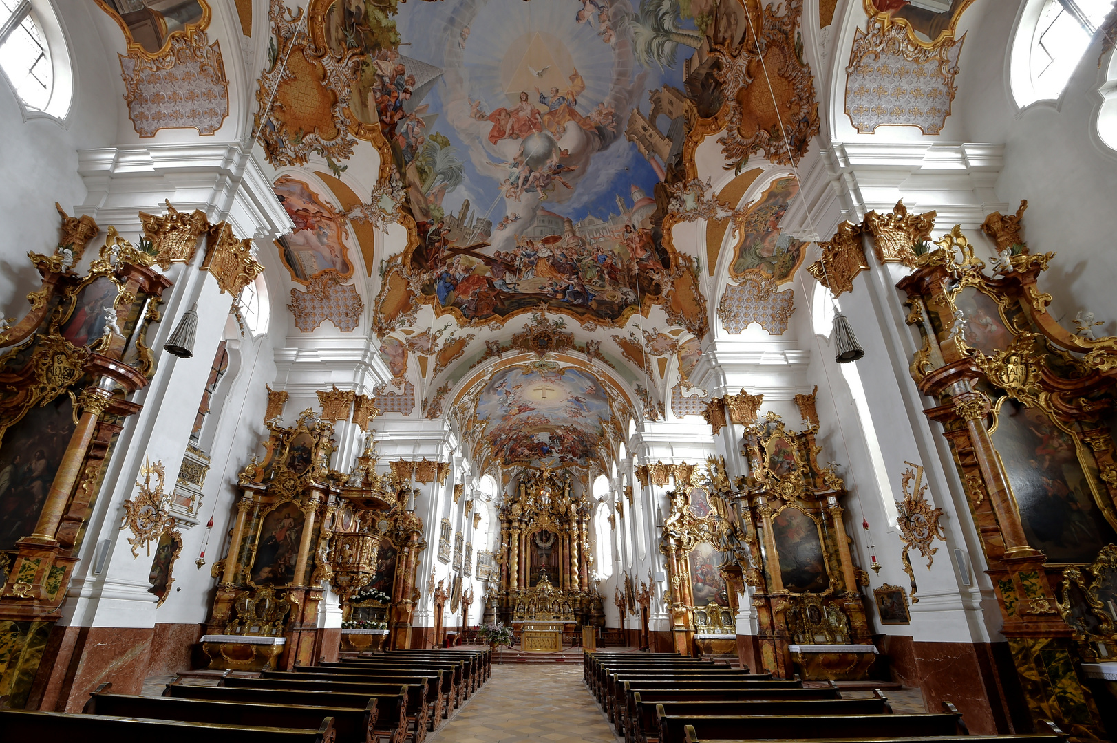Heilig-Kreuz-Kirche Landsberg Blick zum Chor