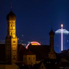 Heilig Kreuz Kirche mit Fahrgeschäft